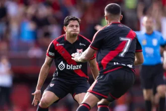 com-dois-gols-de-cabeca,-atletico-derrota-o-vila-nova-e-abre-vantagem-por-vaga-na-grande-final