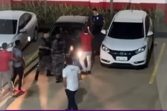 vice-presidente-do-vila-nova-aborda-carro-do-arbitro-do-var-que-teria-levado-as-filhas-ao-classico-com-a-camisa-do-atletico-go