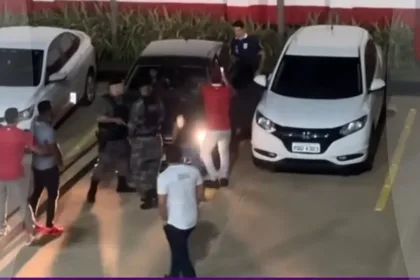 vice-presidente-do-vila-nova-aborda-carro-do-arbitro-do-var-que-teria-levado-as-filhas-ao-classico-com-a-camisa-do-atletico-go