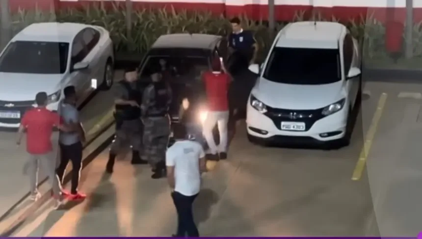 vice-presidente-do-vila-nova-aborda-carro-do-arbitro-do-var-que-teria-levado-as-filhas-ao-classico-com-a-camisa-do-atletico-go