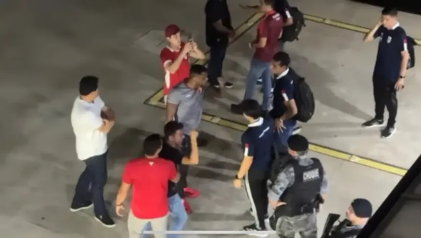 dirigentes-do-vila-nova-tiram-satisfacao-com-arbitragem-apos-derrota-no-classico:-“voce-nao-apita-mais-jogo-do-vila”