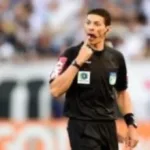 arbitro-admite-ter-levado-a-filha-com-camisa-de-time-ao-classico-em-que-ele-atuou-como-var:-“levei-as-duas-para-o-estadio-hoje”
