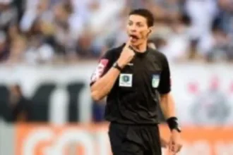 arbitro-admite-ter-levado-a-filha-com-camisa-de-time-ao-classico-em-que-ele-atuou-como-var:-“levei-as-duas-para-o-estadio-hoje”