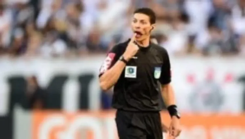 arbitro-admite-ter-levado-a-filha-com-camisa-de-time-ao-classico-em-que-ele-atuou-como-var:-“levei-as-duas-para-o-estadio-hoje”