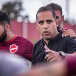 “nao-jogamos-nada,-pareciamos-os-trapalhoes-dentro-de-campo”,-diz-hugo-jorge-bravo-sobre-derrota-do-vila-nova