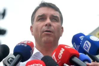 flavio-bolsonaro-apela-por-apoio-de-‘todes-e-todys’:-‘precisamos-ganhar’-–-correio-braziliense