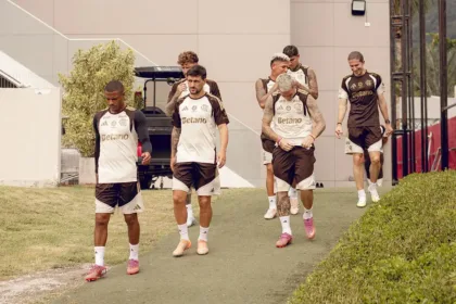 em-semana-de-cobrancas-por-desempenho-no-flamengo,-jogadores-se-reunem-a-portas-fechadas-para-fazer-autocritica