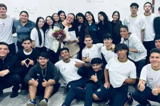 alunos-encapuzados-‘raptam’-professora-para-fazer-surpresa-em-itumbiara;-video