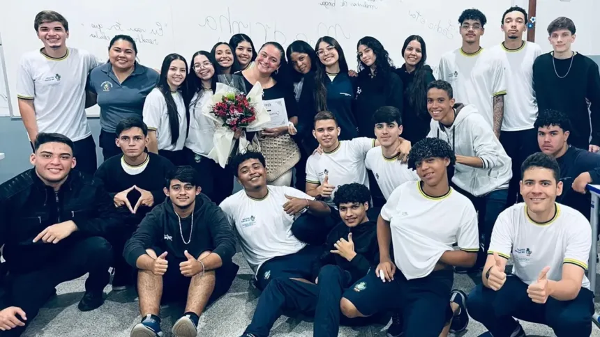 alunos-encapuzados-‘raptam’-professora-para-fazer-surpresa-em-itumbiara;-video