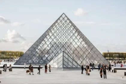 presidente-do-museu-do-louvre-pede-demissao-quatro-meses-apos-roubo