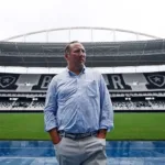 dono-da-saf-do-botafogo,-john-textor-e-afastado-da-direcao-da-eagle-football-holdings