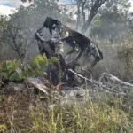 aviao-cai-apos-decolagem-em-formosa,-mas-piloto-escapa-antes-da-aeronave-pegar-fogo