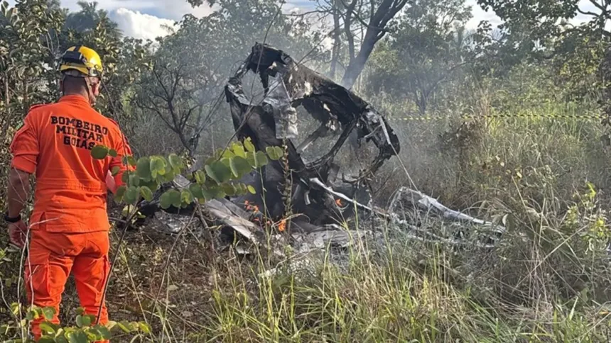 aviao-cai-apos-decolagem-em-formosa,-mas-piloto-escapa-antes-da-aeronave-pegar-fogo