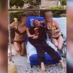 caso-epstein:-hawking-aparece-cercado-de-mulheres-de-biquini