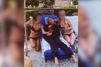 caso-epstein:-hawking-aparece-cercado-de-mulheres-de-biquini