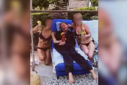 caso-epstein:-hawking-aparece-cercado-de-mulheres-de-biquini