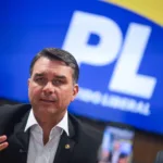 de-volta-ao-brasil,-flavio-visita-bolsonaro-e-tenta-reorganizar-o-pl