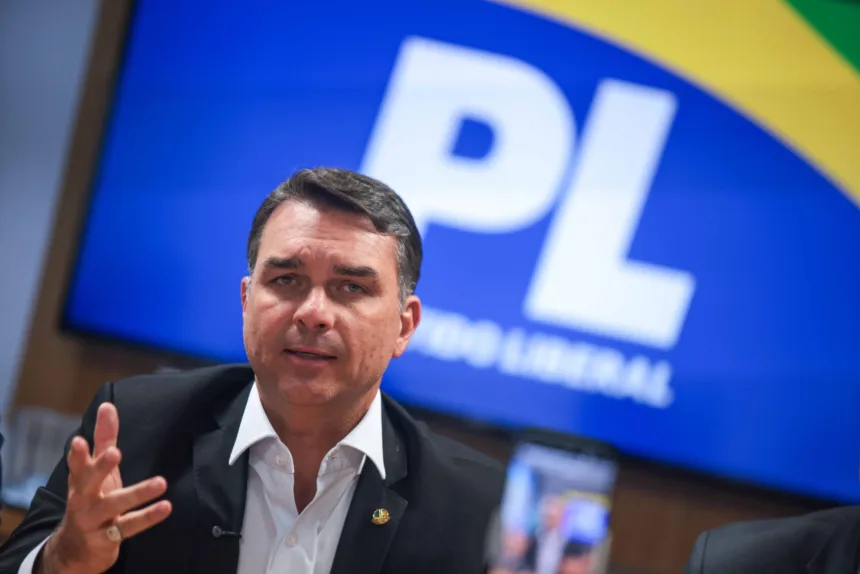 de-volta-ao-brasil,-flavio-visita-bolsonaro-e-tenta-reorganizar-o-pl