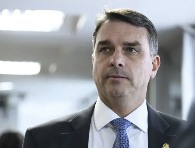 flavio-bolsonaro-pede-desculpas-a-caiado:-“reconheco-que-havia-um-acordo,-mas-nao-consegui-segura-lo”