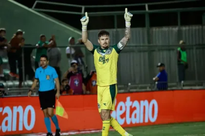 tadeu-valoriza-classificacao-e-se-considera-“muito-abencoado”-apos-defender-penalti-que-garantiu-o-goias-na-terceira-fase-da-copa-do-brasil