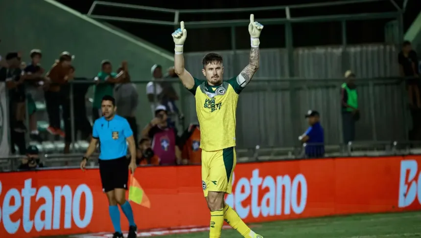 tadeu-valoriza-classificacao-e-se-considera-“muito-abencoado”-apos-defender-penalti-que-garantiu-o-goias-na-terceira-fase-da-copa-do-brasil