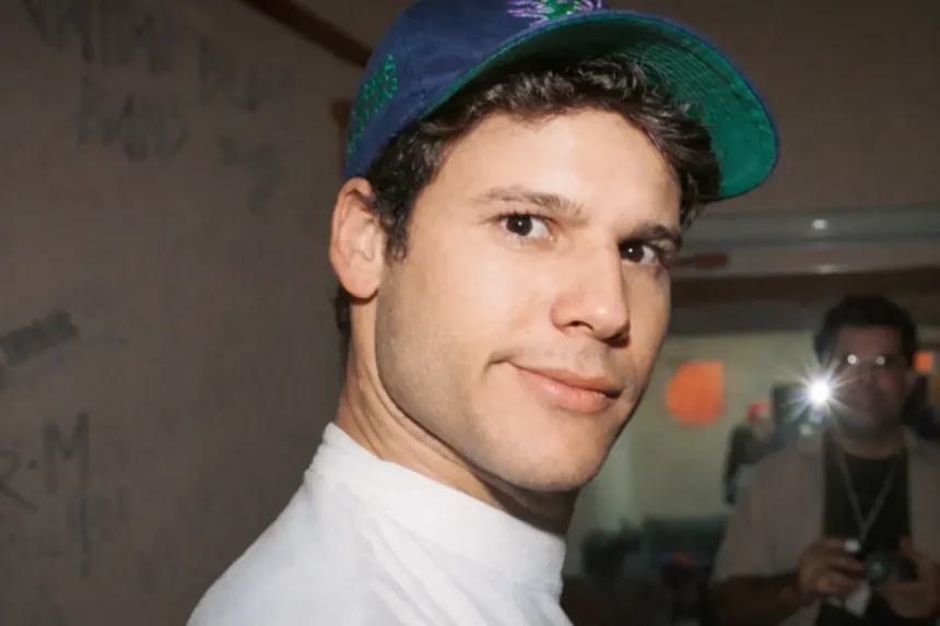 mamonas-assassinas:-foto-da-jaqueta-de-dinho-intacta-no-caixao-e-divulgada;-veja