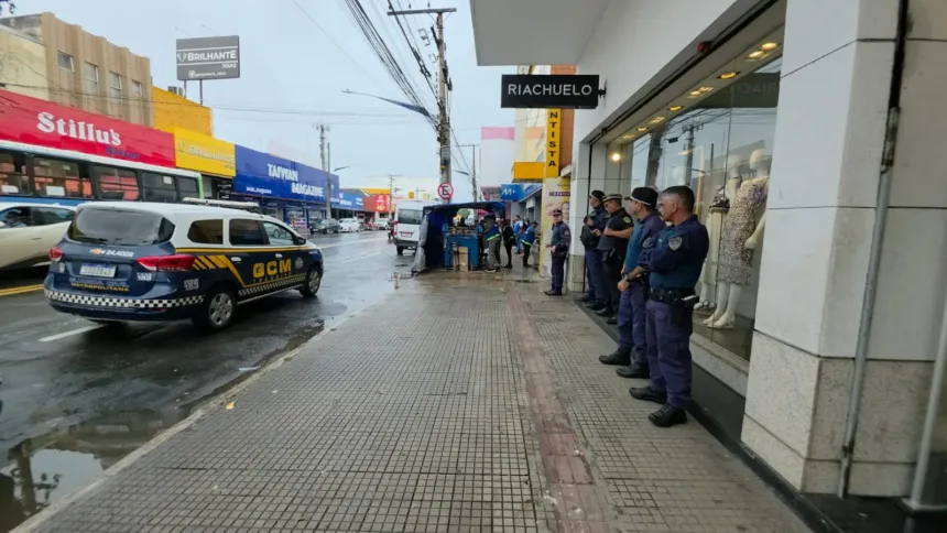 apos-fim-do-prazo-para-desocupacao,-gcm-apreende-mercadorias-de-ambulantes-na-avenida-24-de-outubro