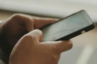 ‘crise-da-memoria’-deve-fazer-venda-de-celulares-ter-maior-queda-da-historia-em-2026,-diz-consultoria