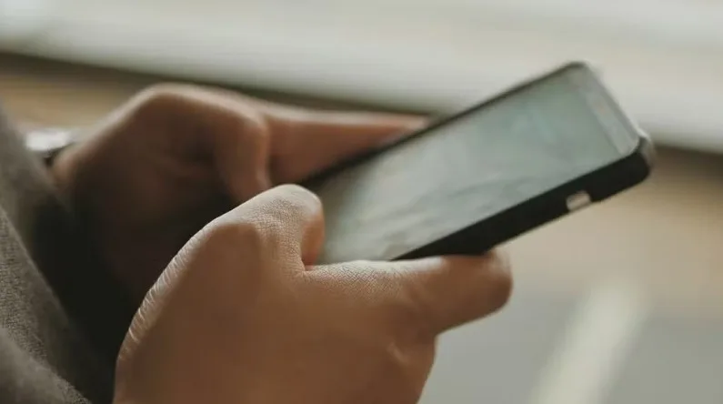 ‘crise-da-memoria’-deve-fazer-venda-de-celulares-ter-maior-queda-da-historia-em-2026,-diz-consultoria