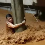 mulher-se-emociona-apos-sobreviver-em-mg-agarrada-a-poste;-video