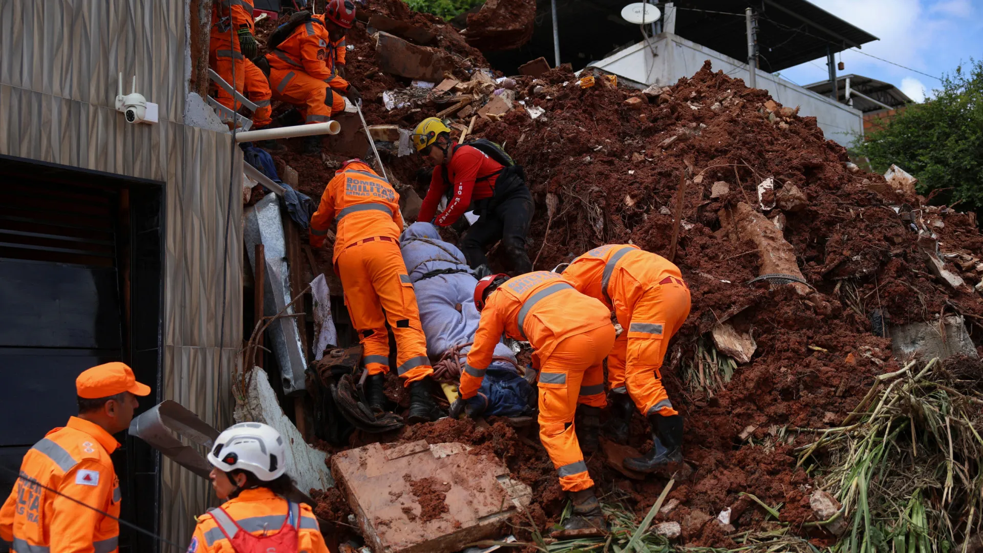 sobe-para-47-o-numero-de-mortos-por-temporais-na-zona-da-mata,-em-mg