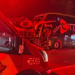 batida-entre-carreta-e-onibus-deixa-18-feridos-na-br-153,-em-jaragua