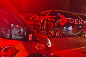 batida-entre-carreta-e-onibus-deixa-18-feridos-na-br-153,-em-jaragua