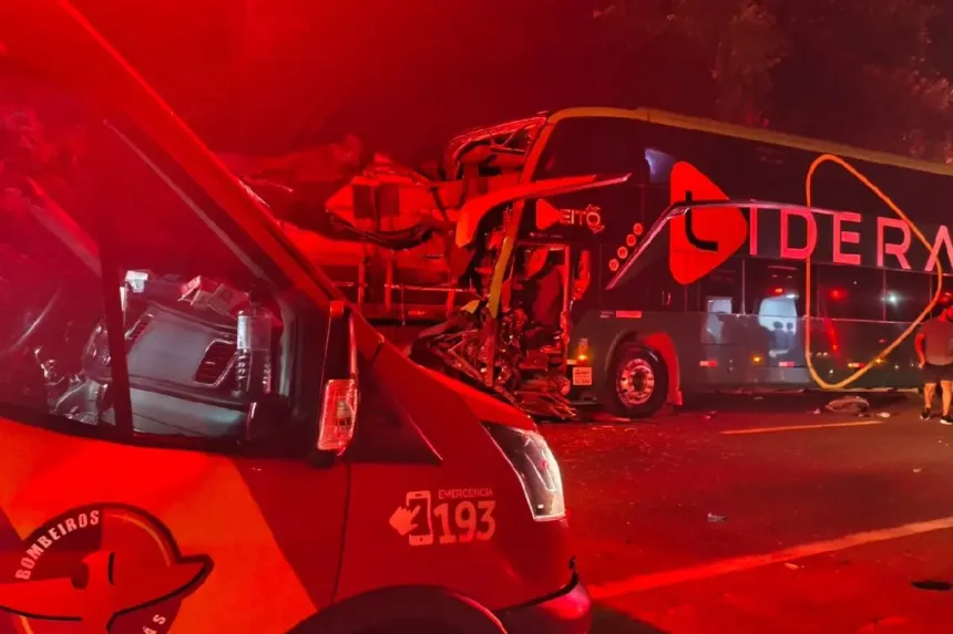 batida-entre-carreta-e-onibus-deixa-18-feridos-na-br-153,-em-jaragua