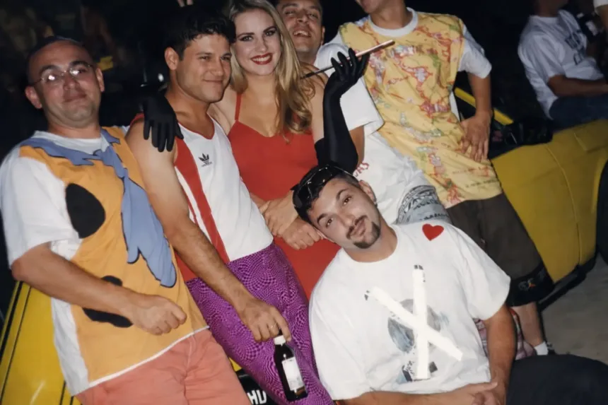 ‘seus’-cabelo-e-da-hora…-como-esta-a-musa-de-‘pelados-em-santos’-30-anos-depois?-veja-fotos