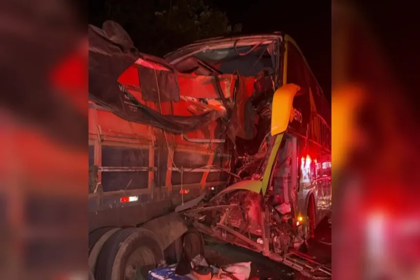 ‘momento-de-distracao’:-saiba-como-aconteceu-acidente-com-onibus-que-deixou-19-feridos-em-jaragua