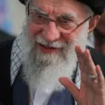 veja-momento-em-que-tv-do-ira-anuncia-que-aiatola-ali-khamenei-foi-morto-pelos-eua