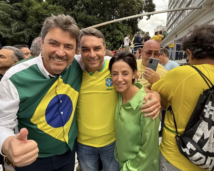 wilder-e-ana-paula-participam-de-manifestacao-na-paulista-e-gravam-video-com-flavio-bolsonaro