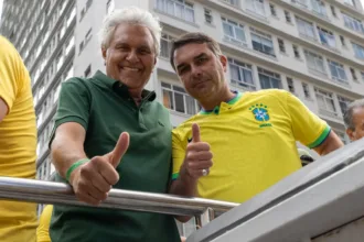 flavio-bolsonaro-elogia-historia-de-caiado-durante-ato-em-sao-paulo