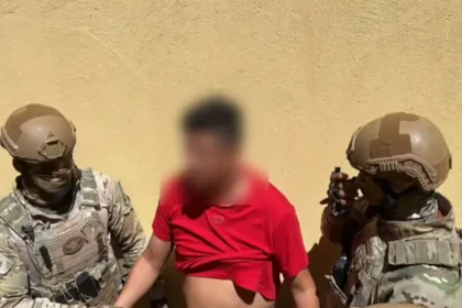 apos-bate-boca-em-bar,-homem-joga-mulher-para-fora-de-carro-e-prende-filhos-em-casa