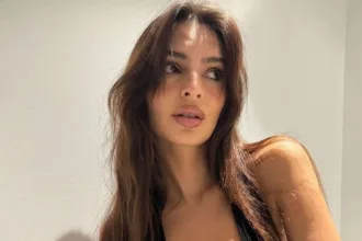 nua,-emily-ratajkowski-exibe-marquinha-de-grife-apos-desfile-de-moda;-veja-fotos