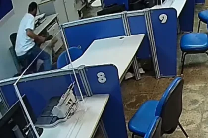 policial-civil-agride-servidor-do-inss-dentro-de-agencia-em-goiania;-video