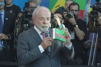 em-visita-a-fabrica,-lula-exibe-medicamento-e-diz:-“esse-e-nosso-missil”-–-cnn-brasil