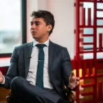 em-voo-comercial,-nikolas-volta-a-ironizar-viagem-em-jato-de-vorcaro