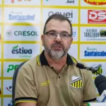 enderson-moreira,-ex-tecnico-do-goias,-comenta-demissao-de-filipe-luis-do-flamengo