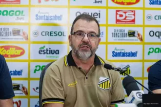 enderson-moreira,-ex-tecnico-do-goias,-comenta-demissao-de-filipe-luis-do-flamengo