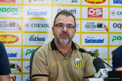 enderson-moreira,-ex-tecnico-do-goias,-comenta-demissao-de-filipe-luis-do-flamengo