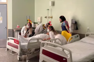 grupo-que-leva-musica,-bingo-e-ate-pinta-unha-de-pacientes-em-hospitais-abre-inscricoes