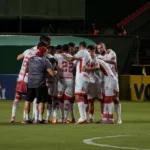 com-brilho-do-goleiro-dalberson,-vila-nova-derrota-velo-clube-nas-penalidades-e-avanca-na-copa-do-brasil