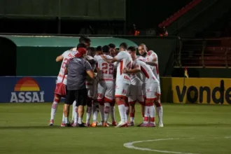 com-brilho-do-goleiro-dalberson,-vila-nova-derrota-velo-clube-nas-penalidades-e-avanca-na-copa-do-brasil